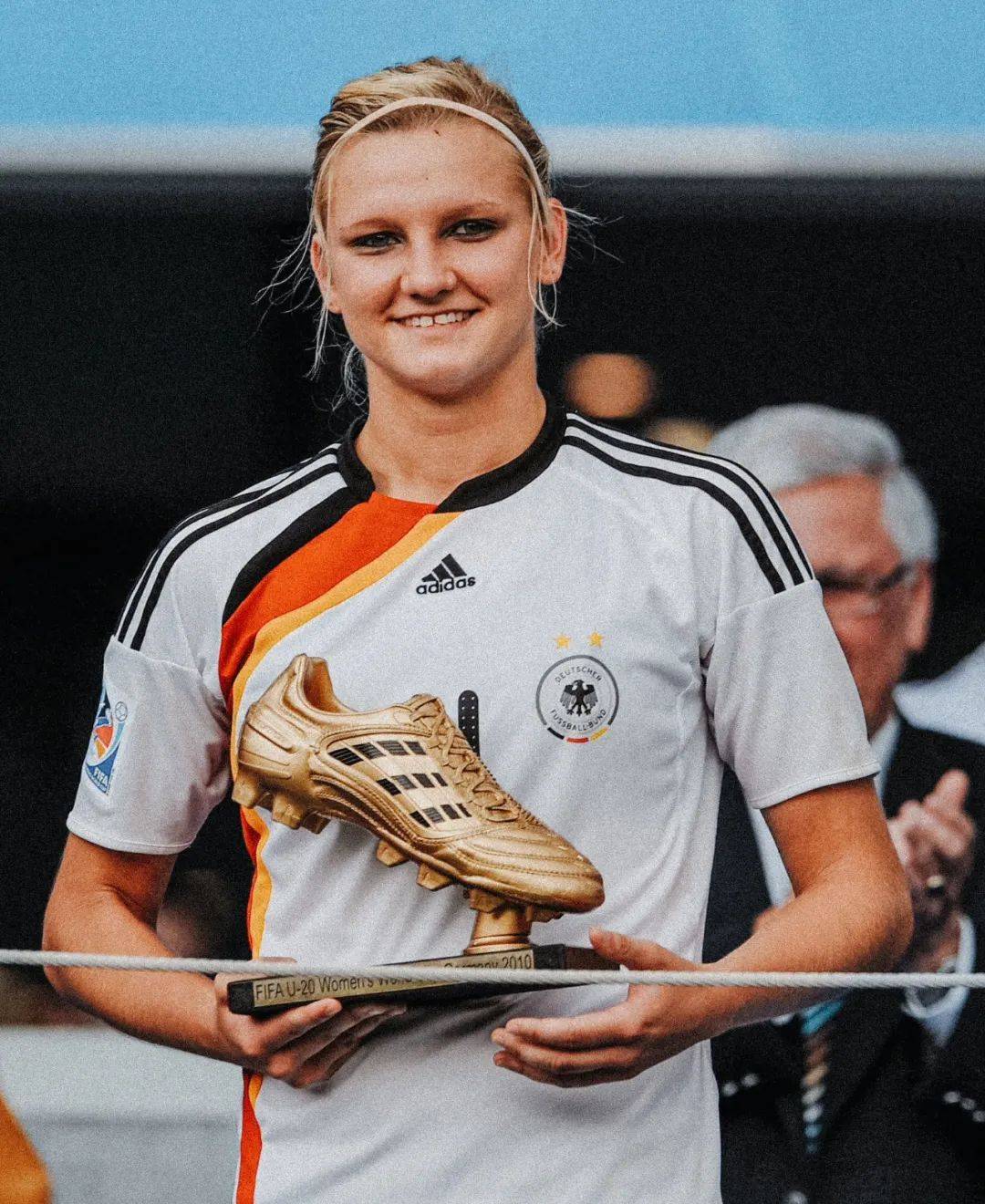 关于肯尼亚女足球员在比赛中展现出团队精神的信息