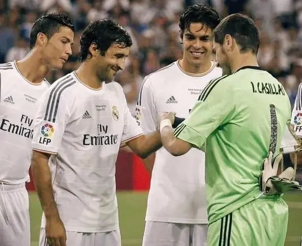 关于汉堡退役名将宣布重返球场参与教练团队的信息