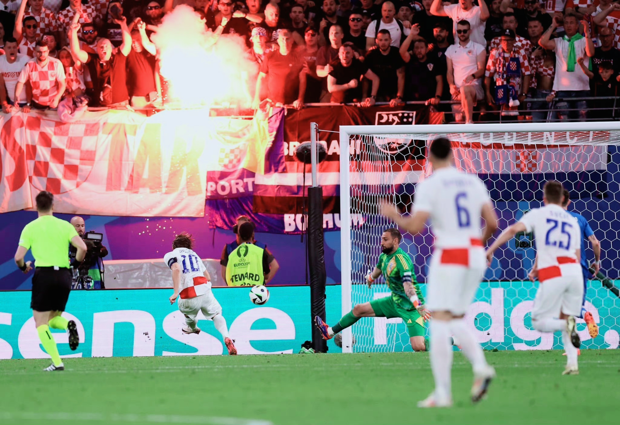 开云体育中国官网-意大利遭遇惨败，捷克队表现出色