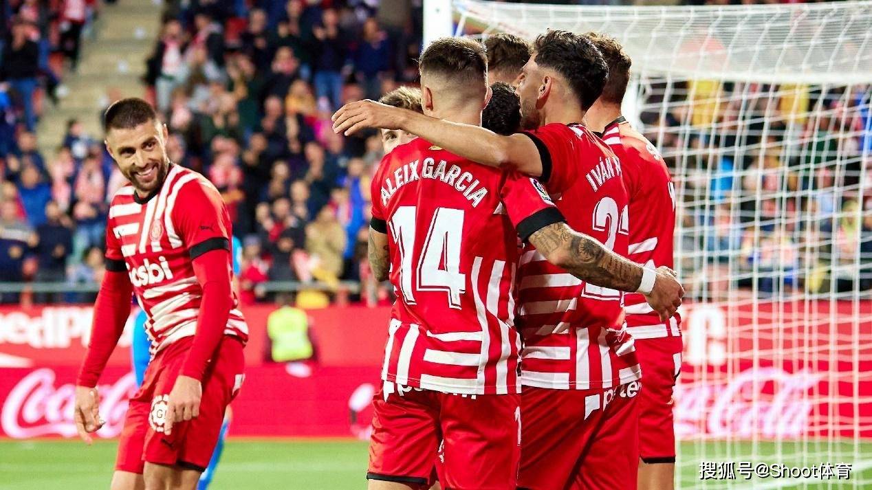 包含赫罗纳客场告捷，凭借进攻获胜的词条