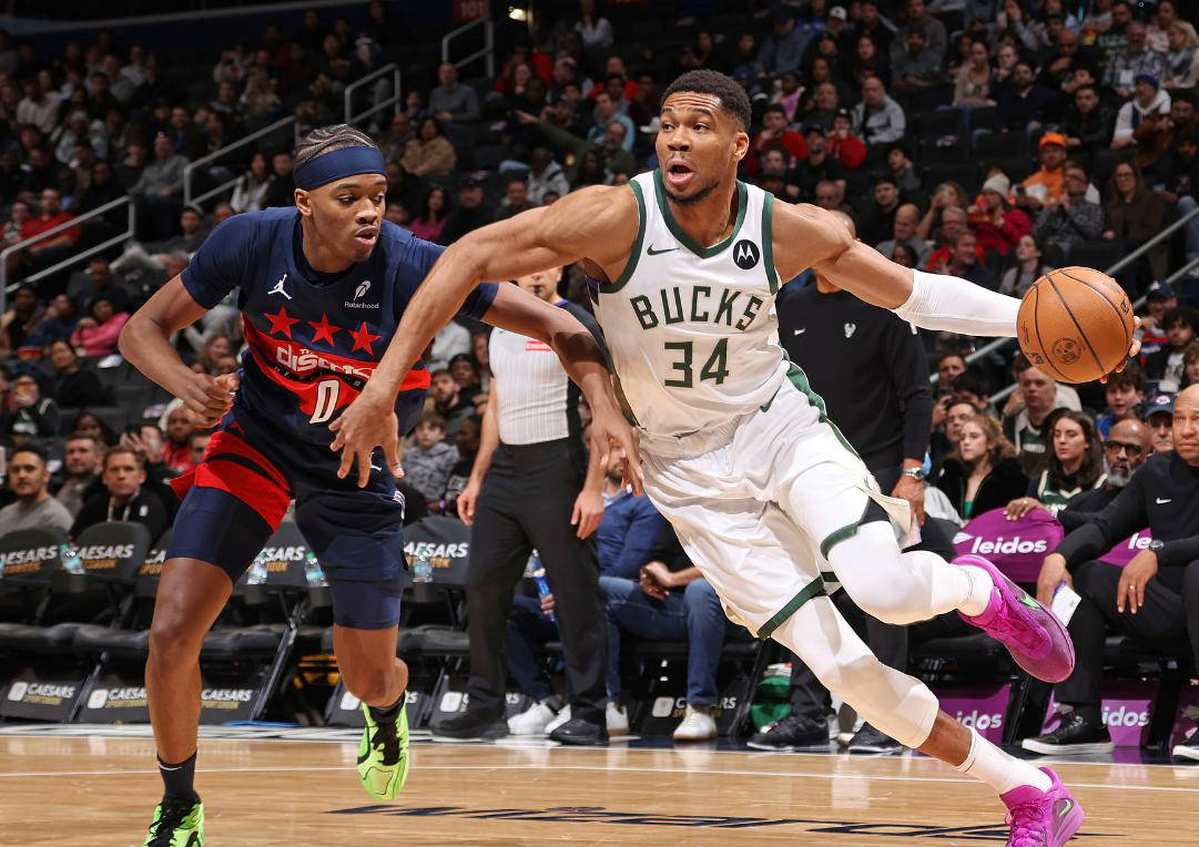 雄鹿主场胜步行者，字母哥发威获得分