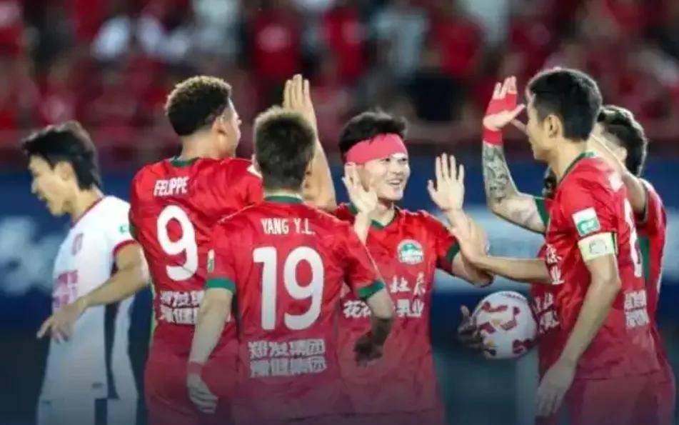 开云体育官网-中超比赛暴发狂欢，球迷热情高涨