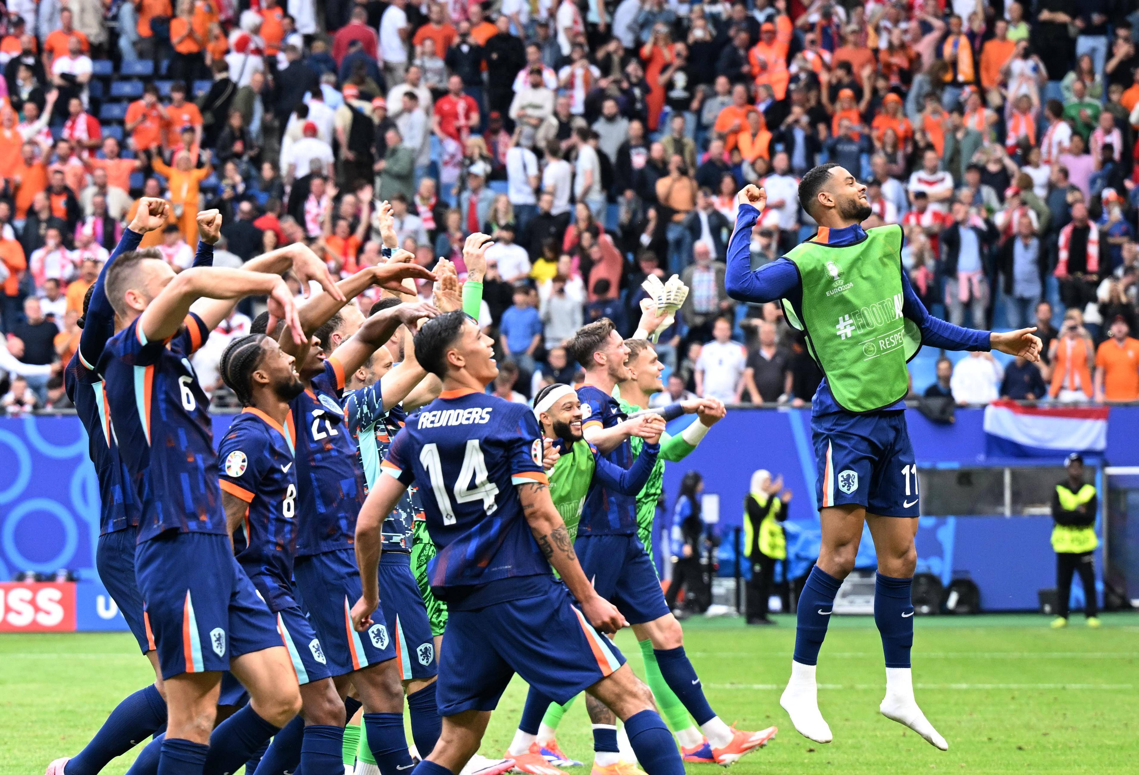 包含欧洲足球女超联赛引关注，近期比赛精彩迭起的词条