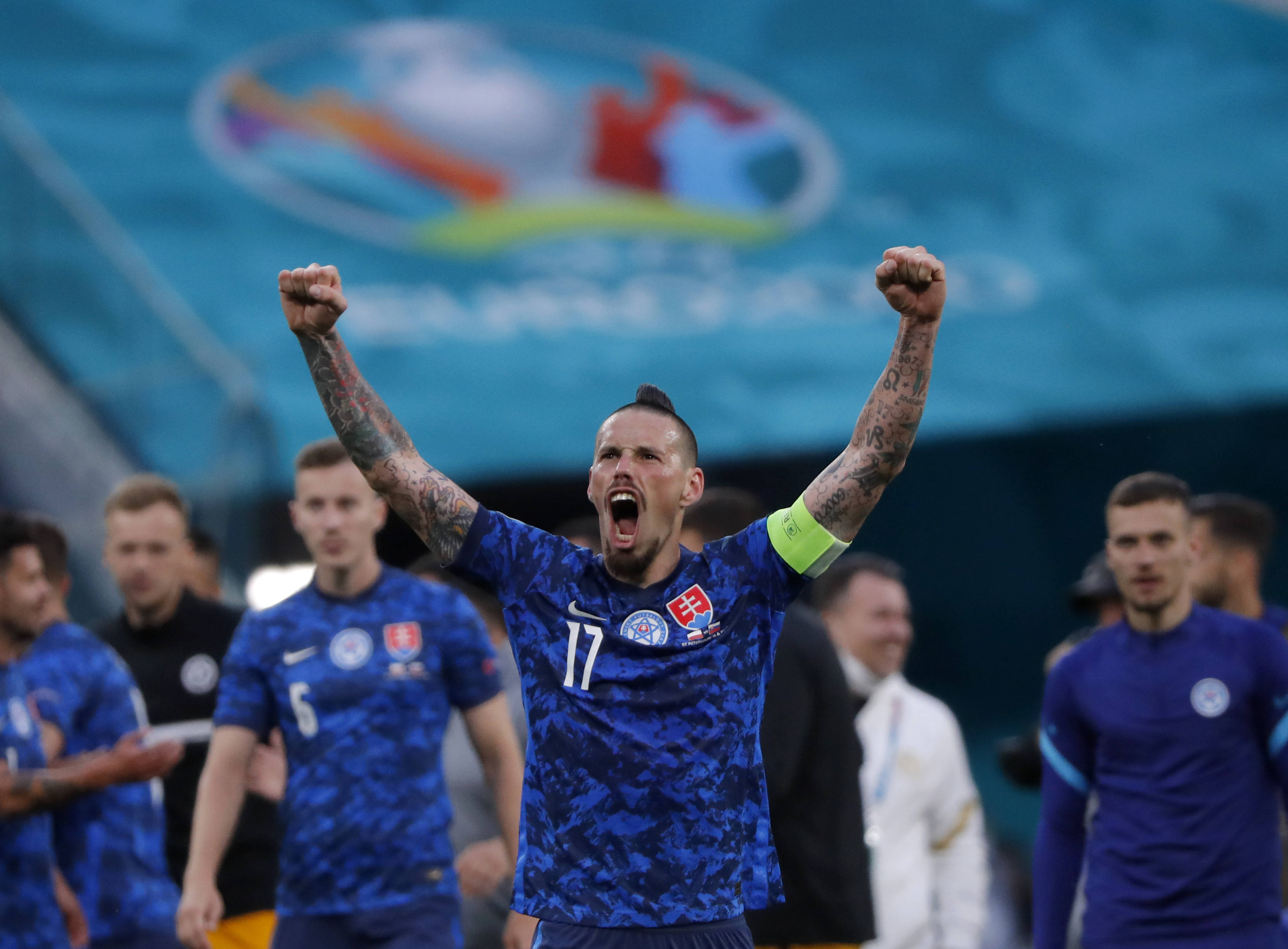 开云体育官网-斯洛伐克豪取胜利，赢得晋级希望