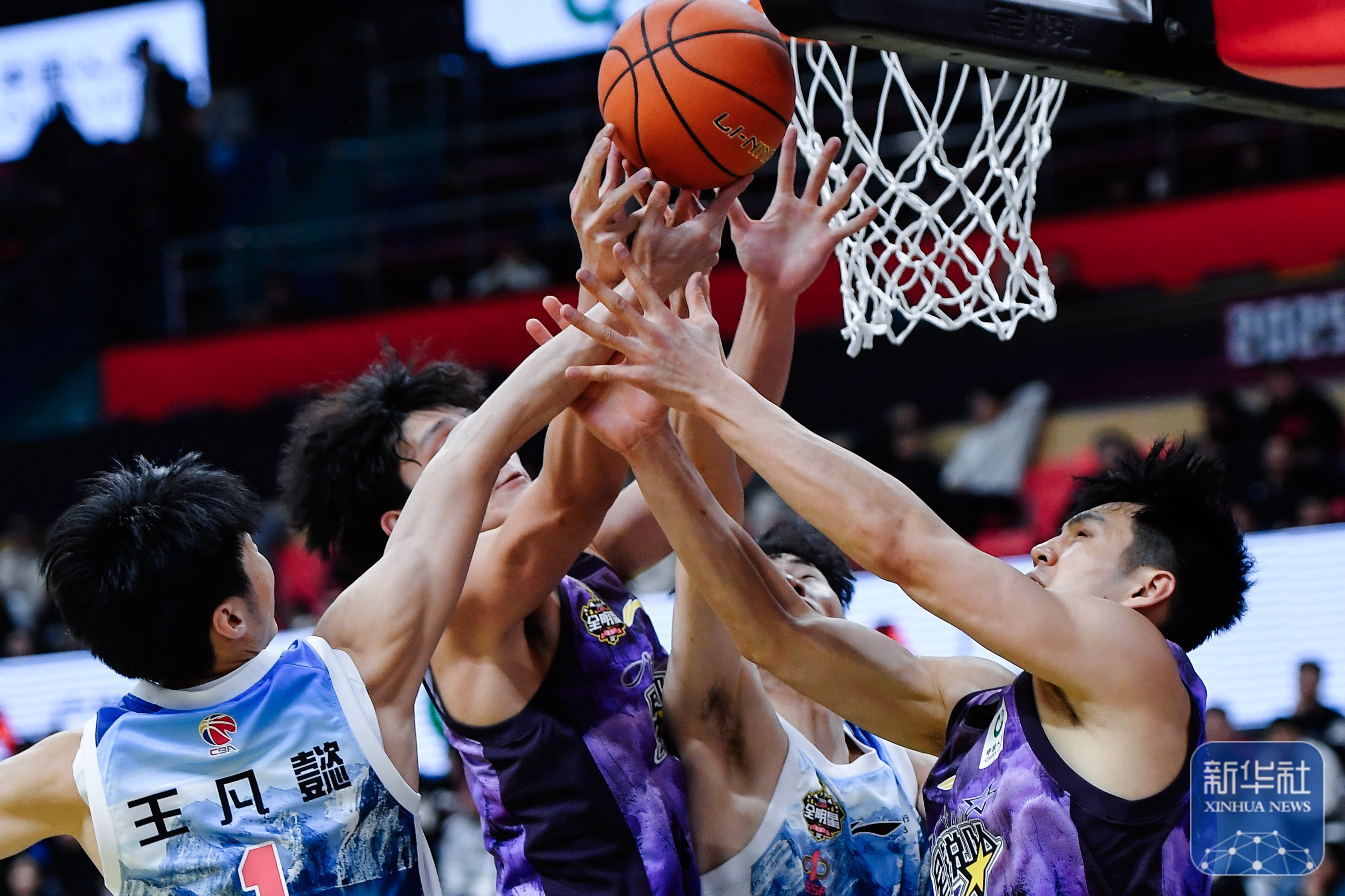 开云体育亚洲官网-包含CBA球员齐聚训练场，奋力备战新赛季的词条