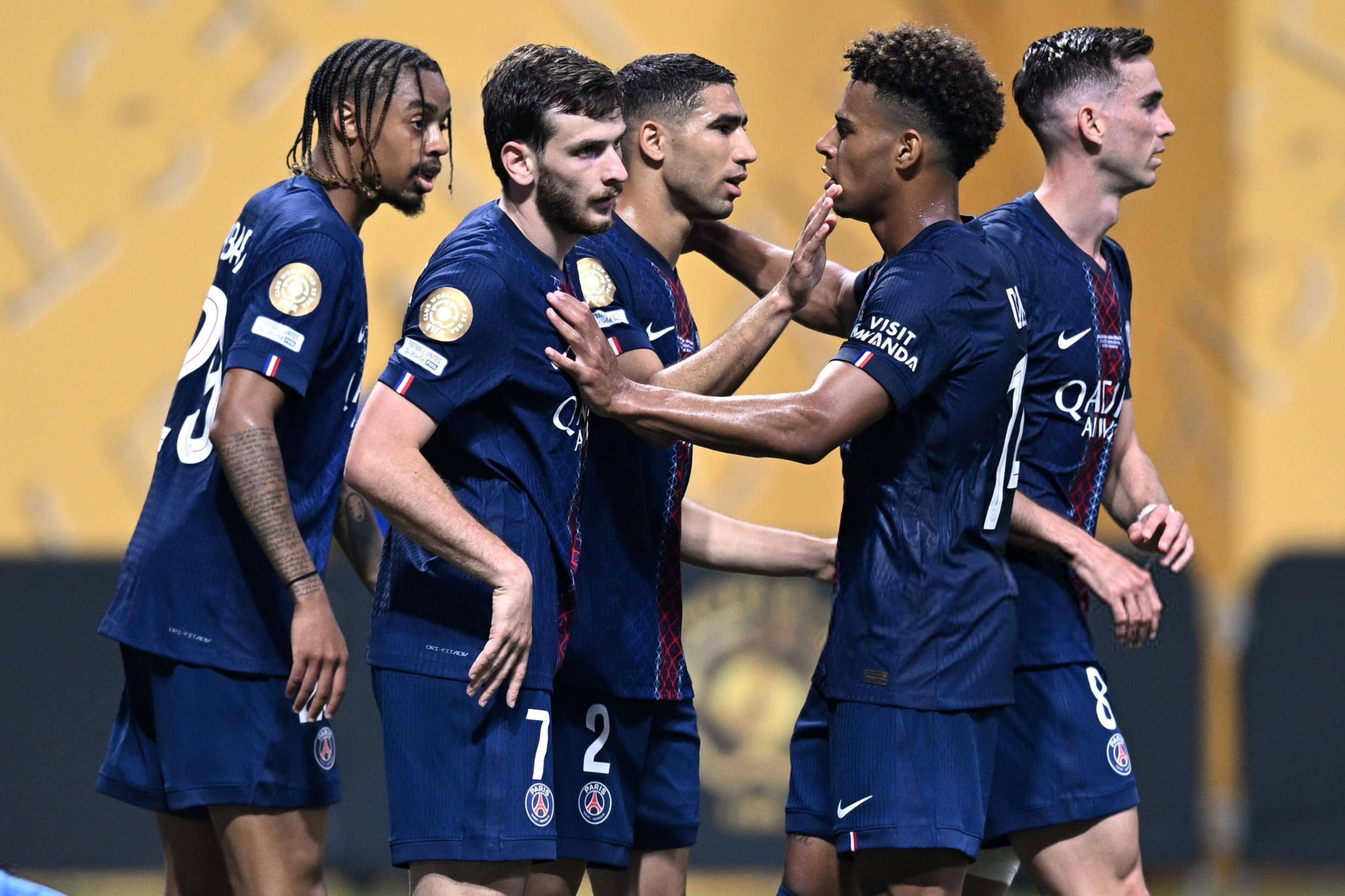 开云体育中国官网-欧冠比赛现场热闹非凡，球迷热情呐喊