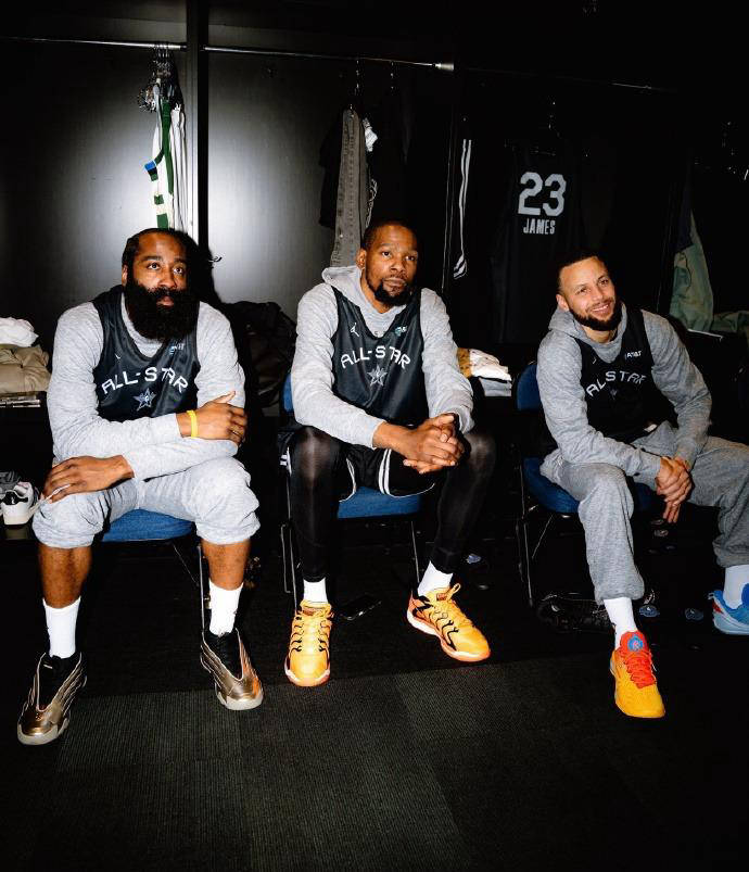 开云体育登录入口-全明星阵容完美融合，引发球迷热议