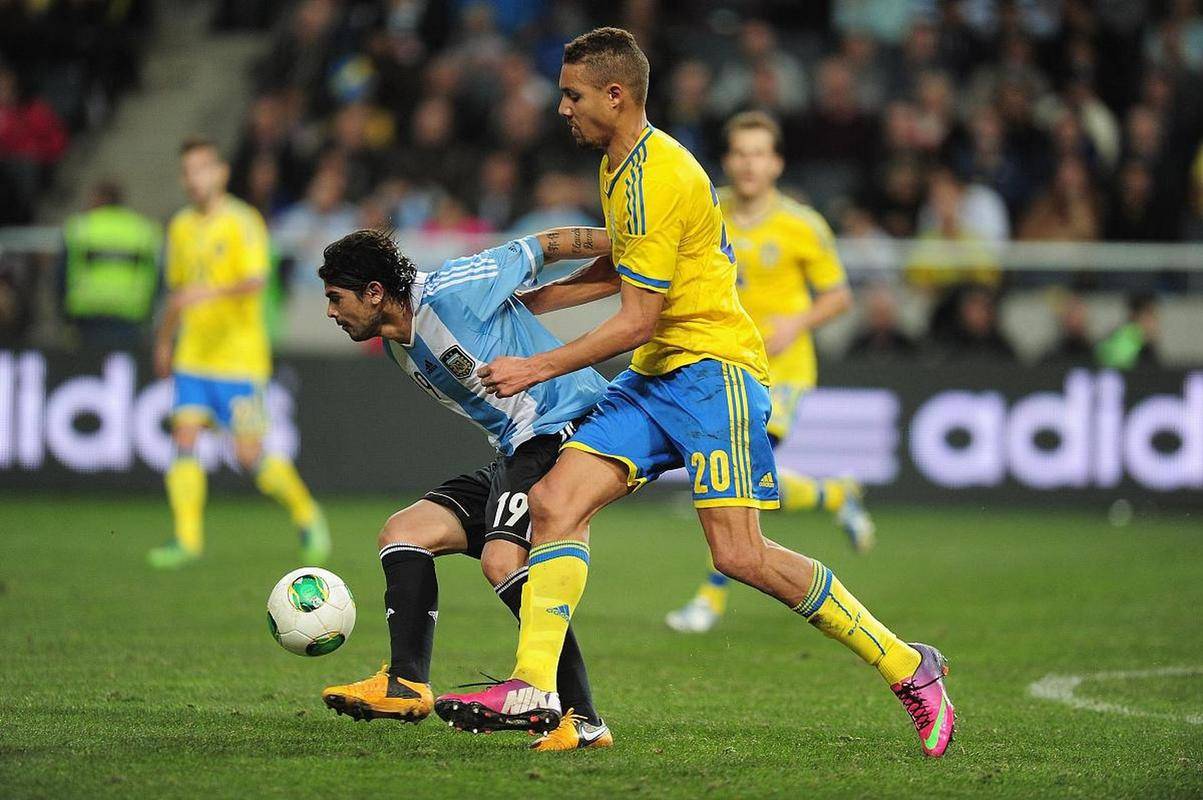 欧预赛半决胜负难分，球队誓取胜利