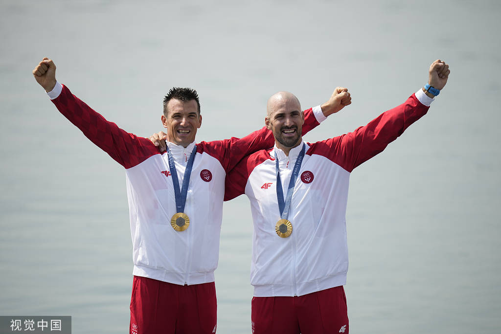 包含克罗地亚运动员夺得银牌，喜迎胜利的词条