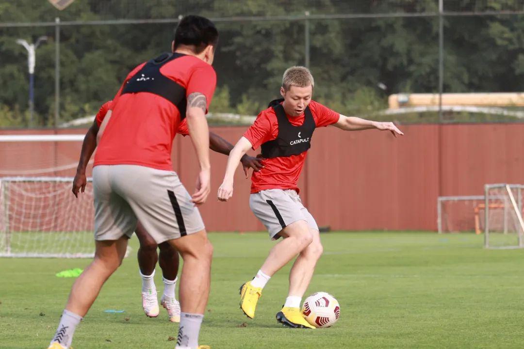 包含教练团队战术调整迎接新赛季挑战的词条