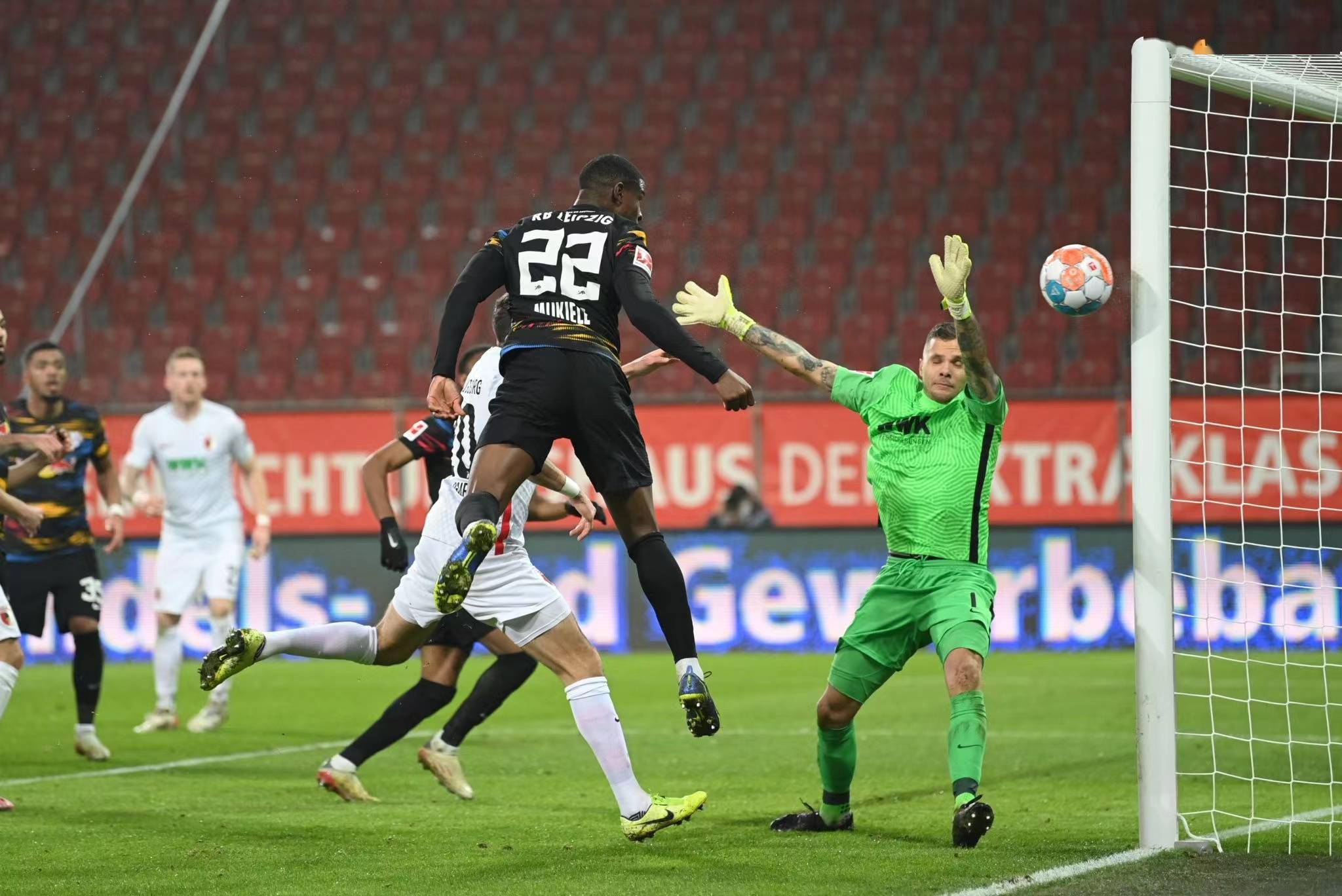 包含奥格斯堡队遇到困境，需寻找突破口的词条