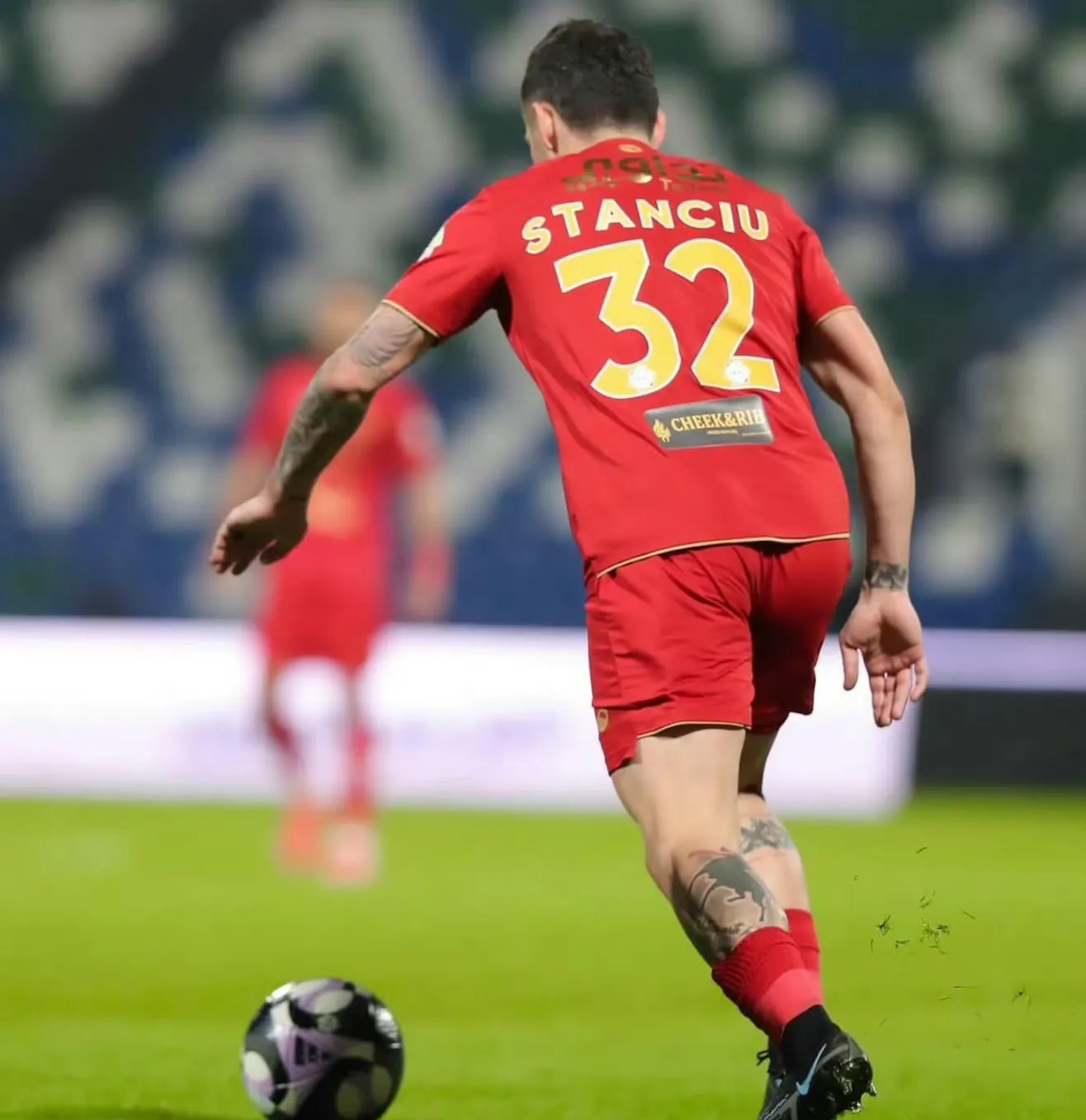 热那亚球员踢出团队精神，赢得胜利的简单介绍